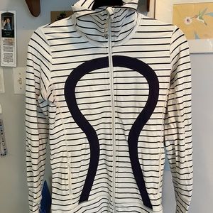 Lululemon zip up striped navy and crème. Fitted size 6.